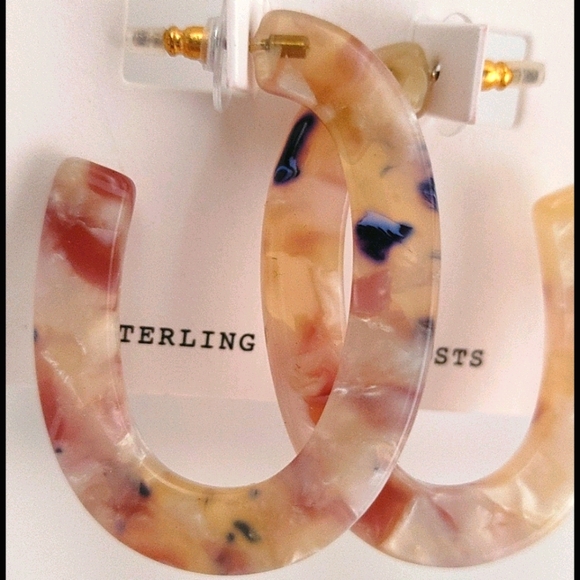 Madewell Acetate Oval Hoop Earrings in Shell Tort - Picture 4 of 4